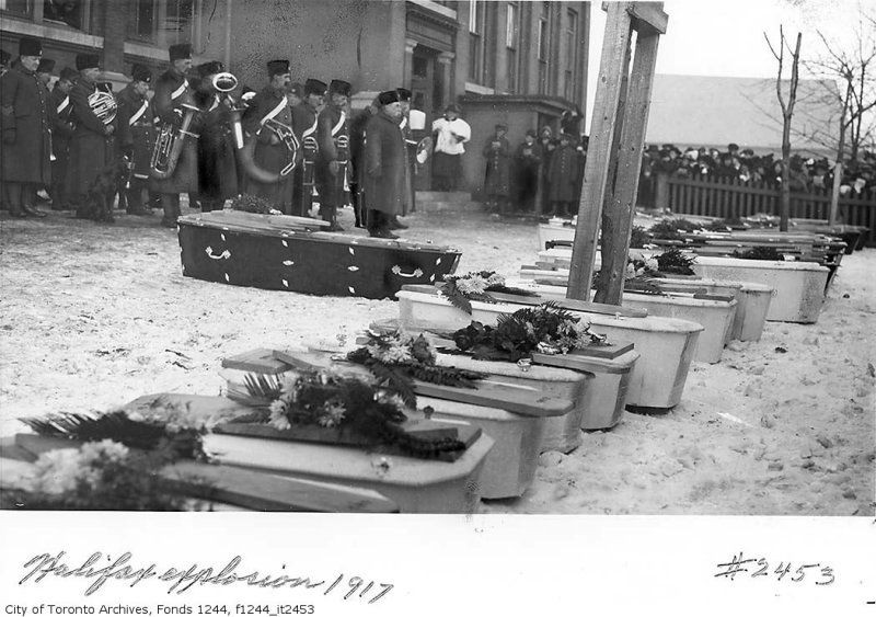 Vụ nổ kinh hoàng đã khiến gần 2.000 người, chủ yếu là người Canada, trong đó có rất nhiều cư dân của thành phố Halifax thiệt mạng. Ngoài ra, có tới 9.000 người khác bị thương trong vụ việc.