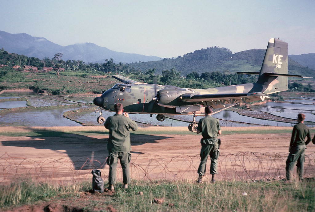 Máy bay vận tải của quân đội Mỹ hạ cánh xuống đường băng dã chiến ở Quảng Ngãi.