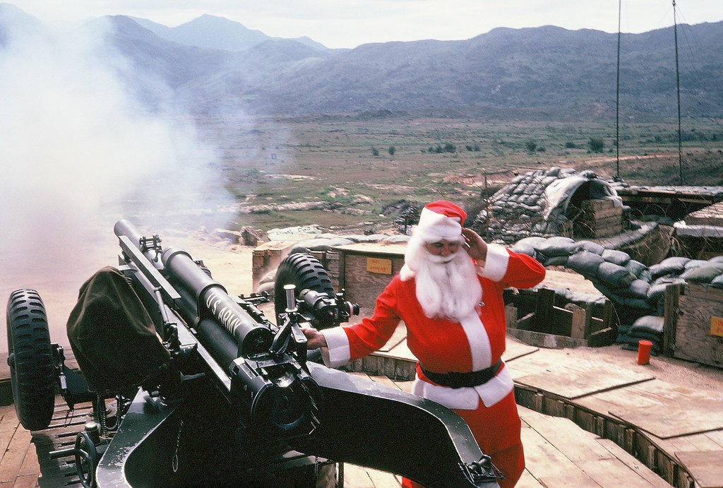 "Ông già Noel" nã pháo, một hoạt động mừng Giáng sinh của lính Mỹ tại nơi đây.