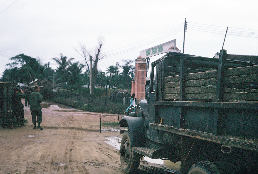Khung cảnh phía ngoài cổng khu căn cứ Mỹ.
