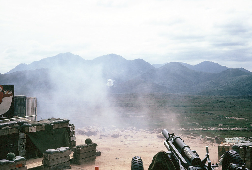 Quả đạn pháo được bắn hú họa, tạo ra một vụ nổ trên sườn núi.