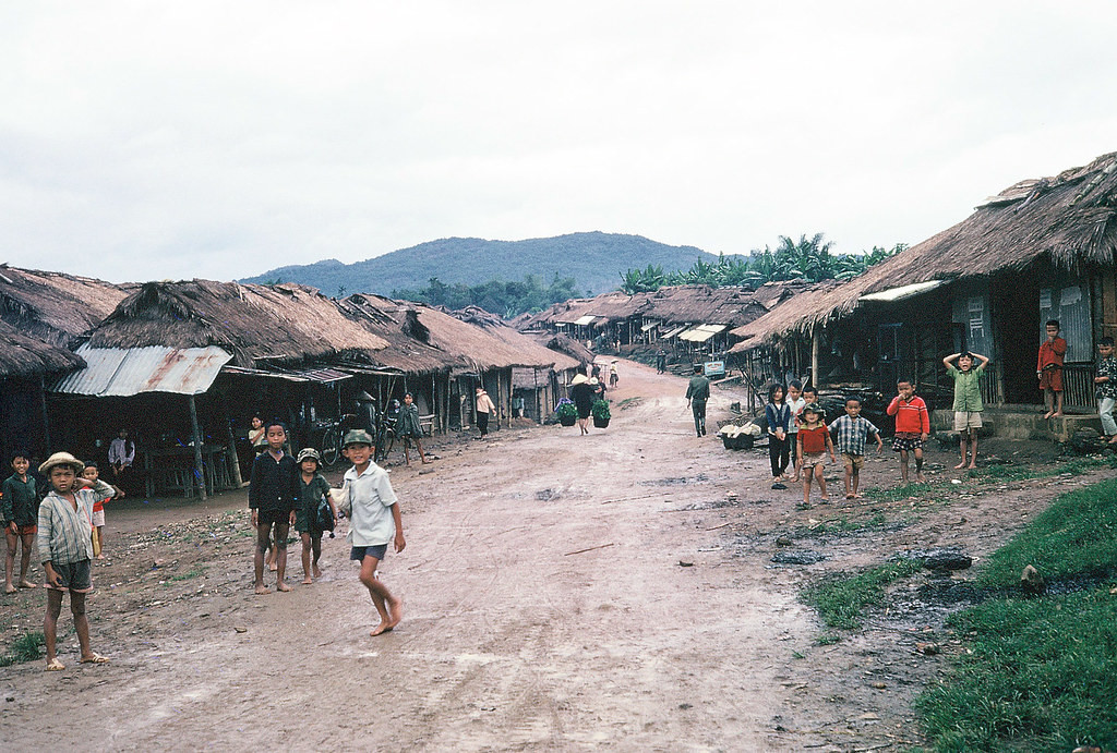 Trẻ em địa phương tại ngôi làng gần căn cứ.