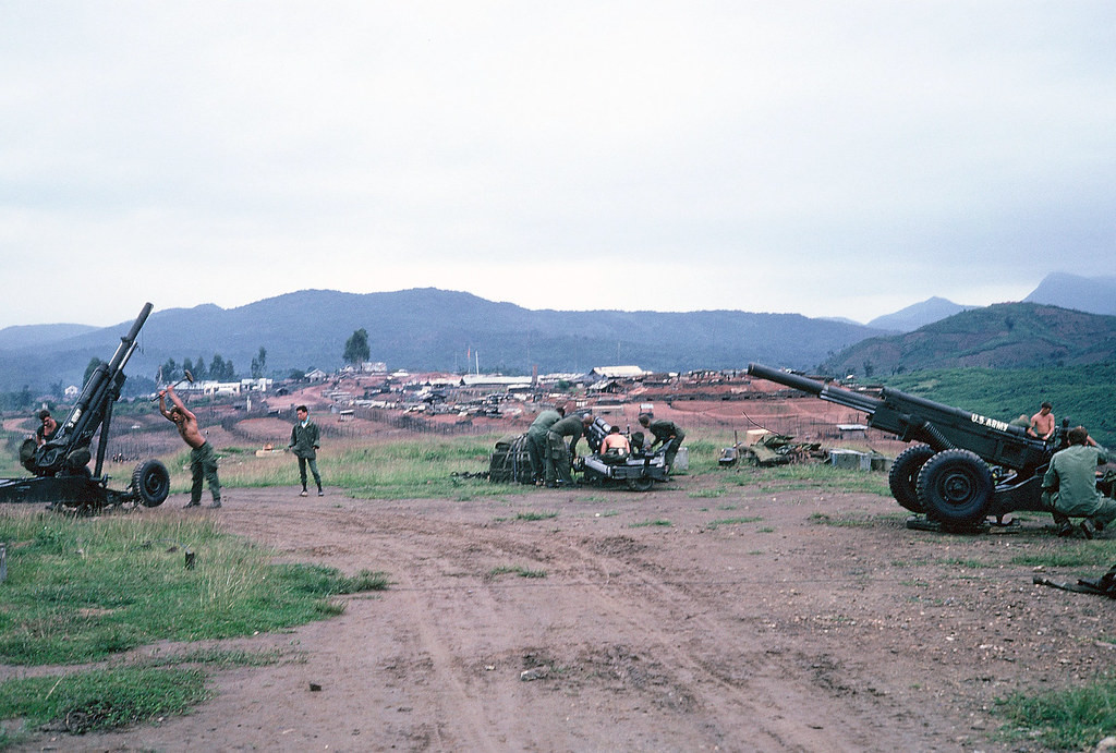 Lính Mỹ bảo dưỡng những khẩu pháo trong căn cứ.