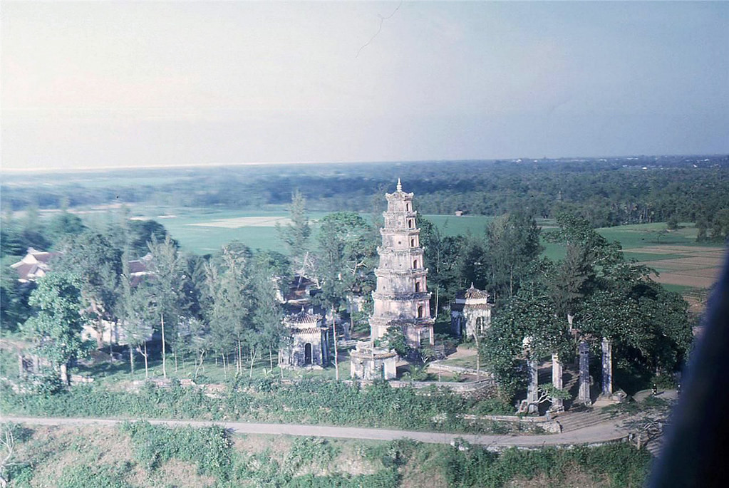 Chùa Thiên Mụ năm 1963 nhìn từ trực thăng Mỹ.