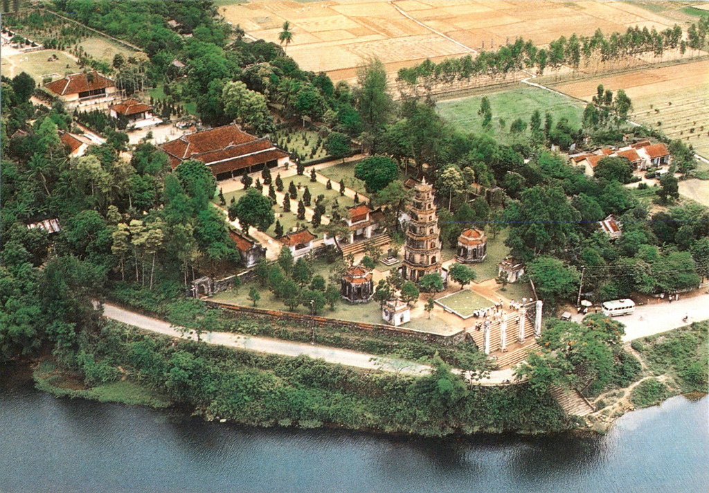 Góc nhìn từ trên cao về chùa Thiên Mụ xưa.