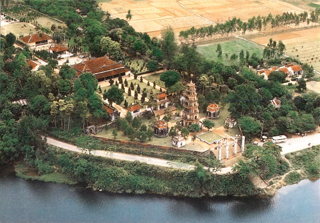 Góc nhìn từ trên cao về chùa Thiên Mụ xưa.