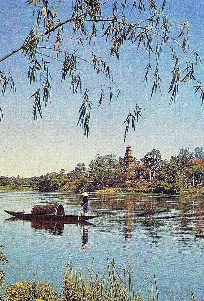 Khung cảnh thơ mộng của chùa Thiên Mụ với tháp Phước Duyên soi bóng xuống sông Hương.