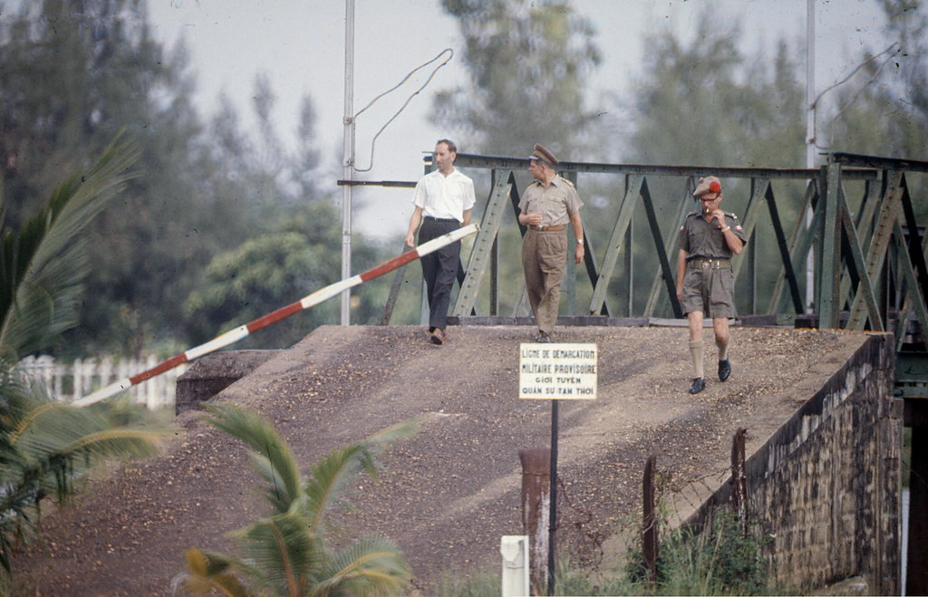Các nhân viên quốc tế ở đầu phía Nam cầu Hiền Lương, cây cầu chia cắt hai miền Nam - Bắc thời chiến tranh Việt Nam. Theo hiệp định Genève, Khu phi quân sự vĩ tuyến 17 nằm dưới sự giám sát của các nhân viên quốc tế.