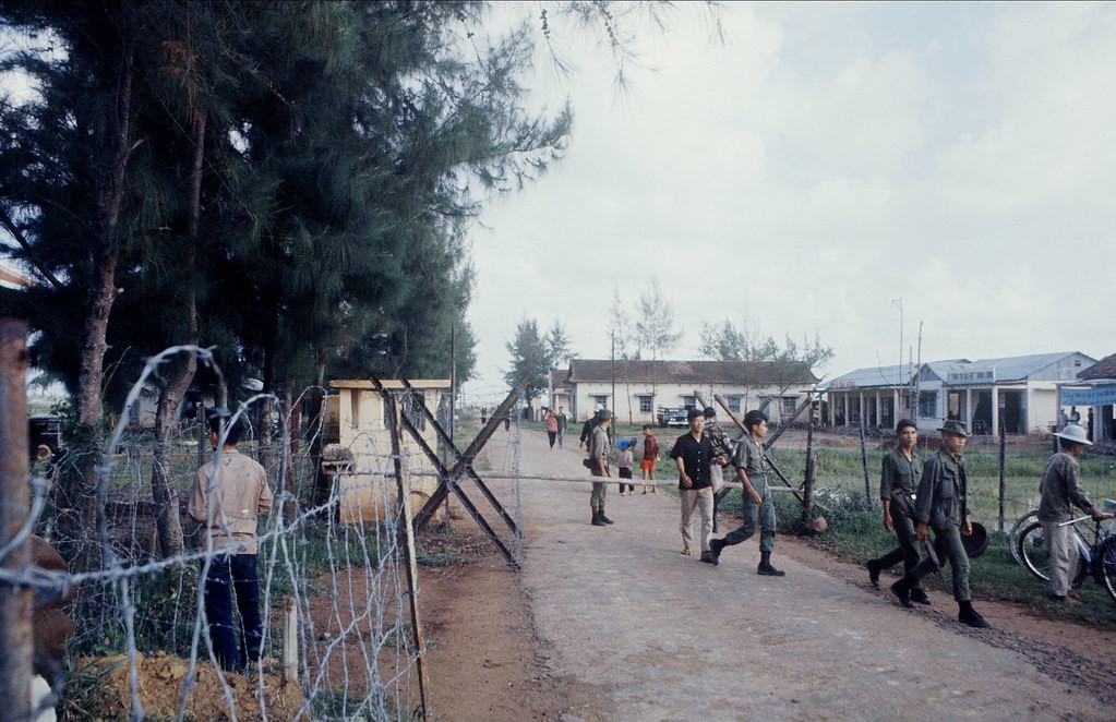 Khu căn cứ của quân đội Sài Gòn ở phía Nam Khu phi quân sự vĩ tuyến 17. Theo hiệp định Genève, hai bên phải tránh mọi thái độ hay hoạt động có thể đưa đến xung đột tại Khu phi quân sự...