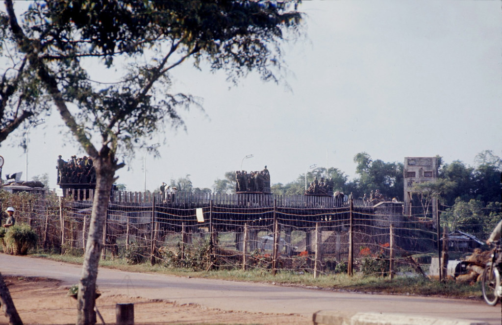 Xe tải chở quân đội Sài Gòn hướng về vĩ tuyến 17. Tháng 10/1967, Mỹ và chính quyền Sài Gòn đơn phương xóa bỏ đường giới tuyến quân sự tạm thời tại vĩ tuyến 17. Cầu Hiền Lương đã bị máy bay Mỹ đánh sập thời gian này.