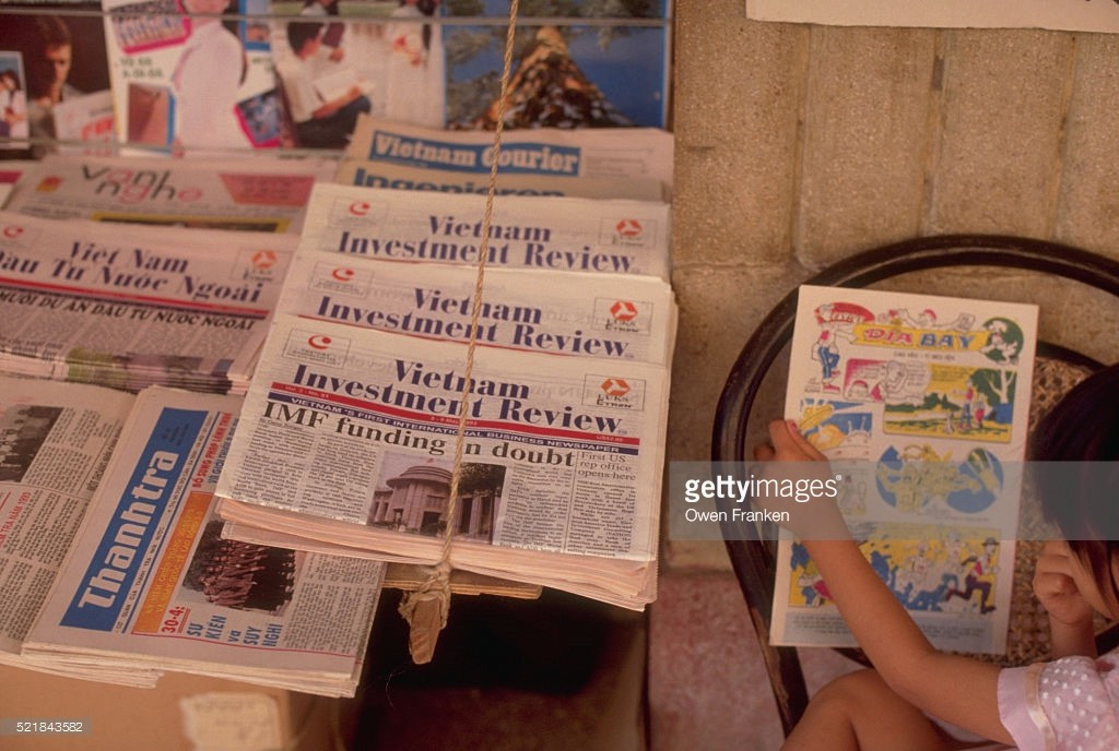 Báo chí Anh ngữ trên một sạp báo vỉa hè, TP HCM.
