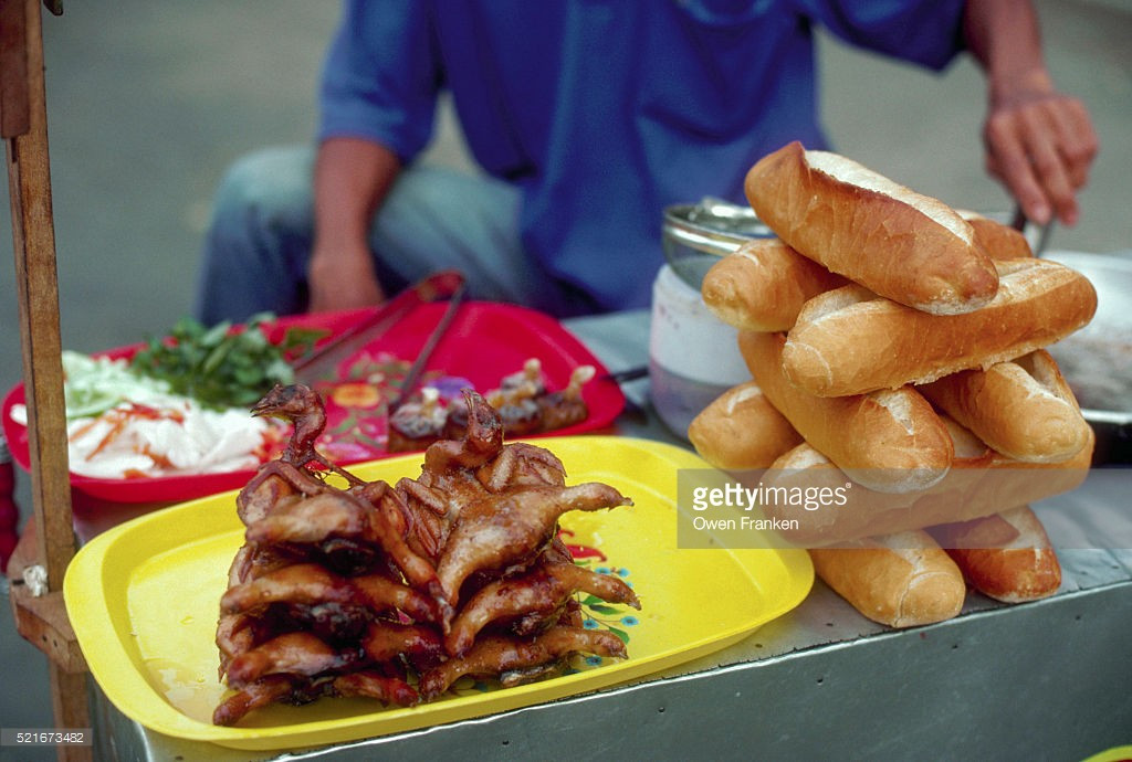 Bánh mì và chim quay tại một hàng quán lề đường ở TP HCM.