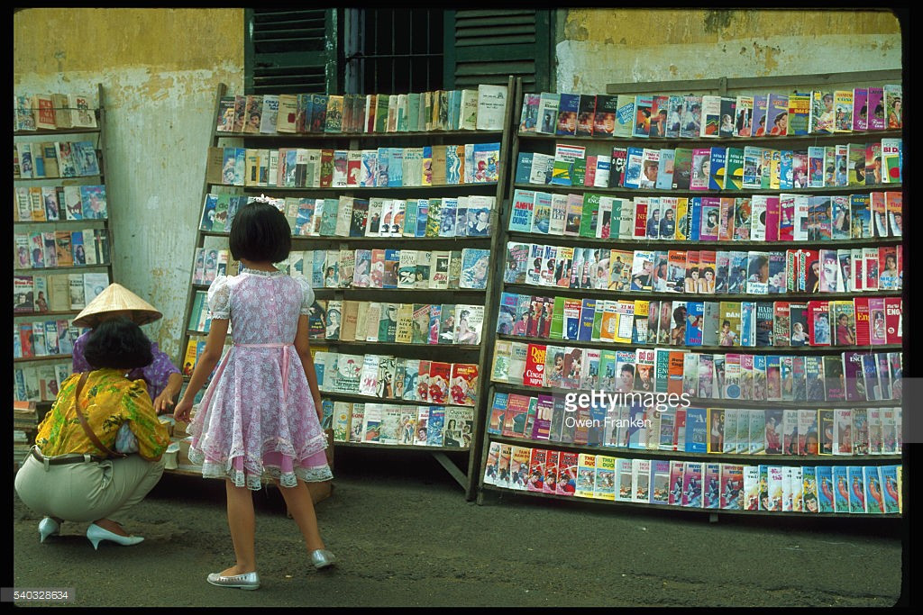 Sạp sách báo vỉa hè, TP HCM.