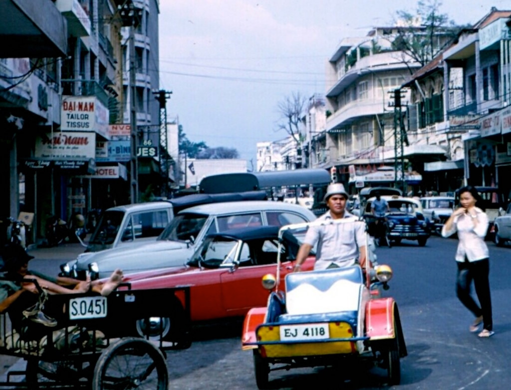 Xích lô máy trên đường Nguyễn Văn Thinh (nay là đường Mạc Thị Bưởi).