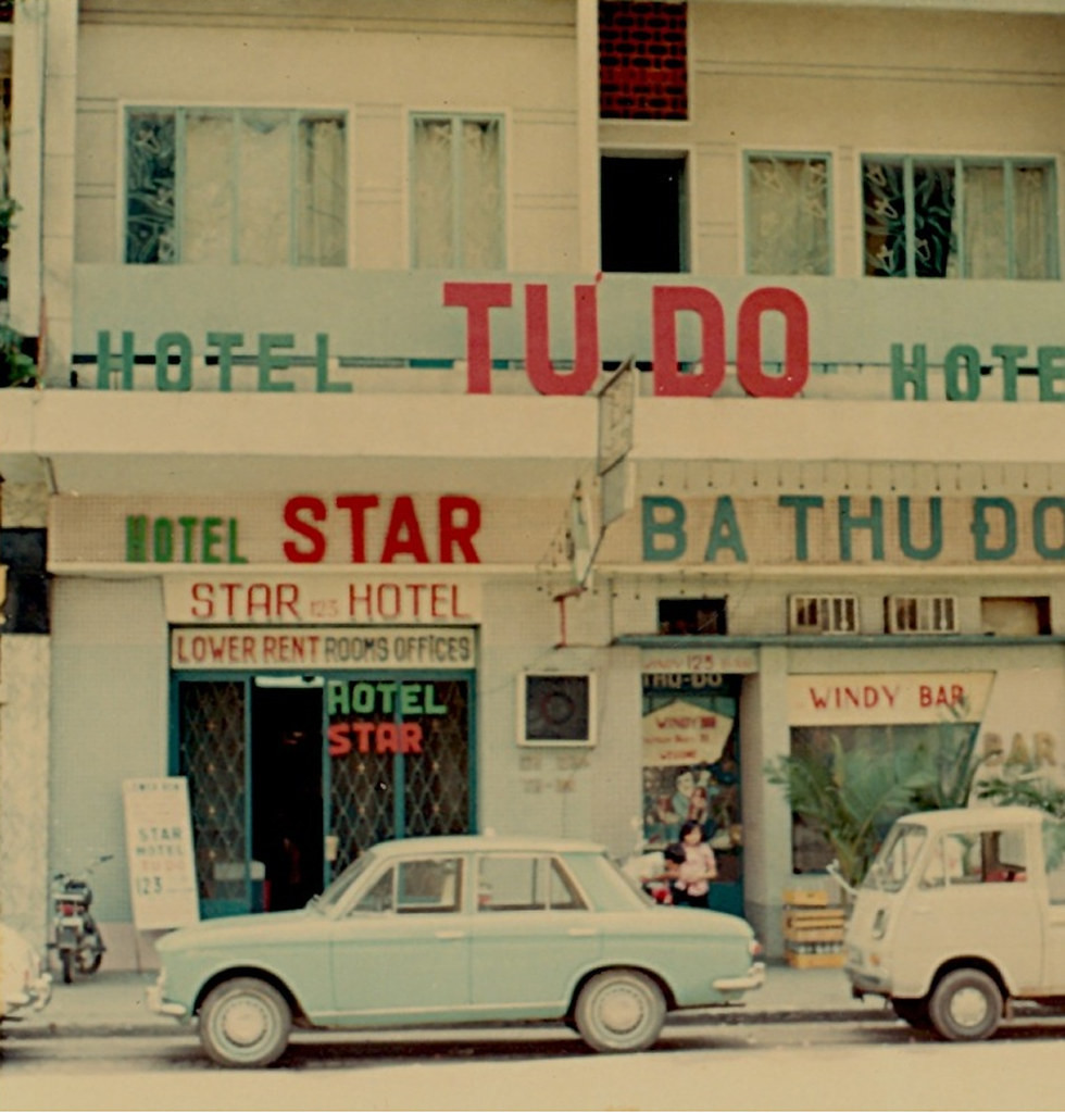 Tổ hợp khách sạn - quán bar trên đường Tự Do (nay là đường Đồng Khởi).