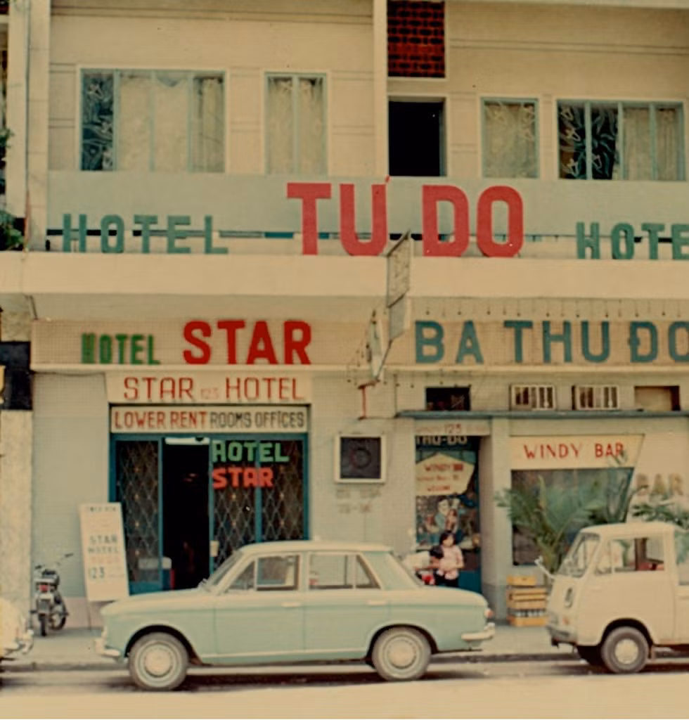 Tổ hợp khách sạn - quán bar trên đường Tự Do (nay là đường Đồng Khởi).