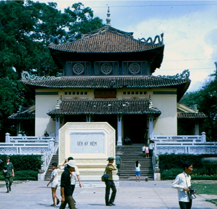 Đền Kỷ Niệm (nay là đền thờ Vua Hùng) trong Thảo Cầm Viên.