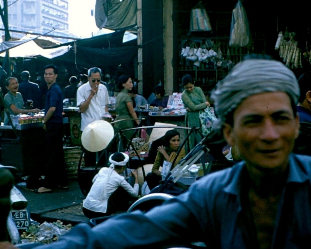 Các cửa hàng ở chợ Cũ Sài Gòn.