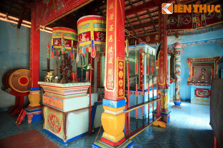 Trải qua chiến tranh, đình và vạn Phước Lộc từng bị tàn phá nặng nề và chuyển dời vị trí nhưng những bộ xương cá ông vẫn được người dân bảo vệ bằng mọi giá. Theo lời của các bậc cao niên, bộ xương cá voi cổ nhất trong vạn Phước Lộc có tuổi đời khoảng 200 năm.