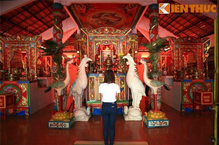 Trong khuôn viên đình có lăng Ông Nam Hải, được tạo dựng vào năm 1824. Lăng thờ Nam Hải Cự Tộc Ngọc Lân Chi Thần theo tục thờ Cá Ông, được vua Thiệu Trị, vua Tự Đức phong 3 đạo sắc vào những năm 1845, 1846, 1850.