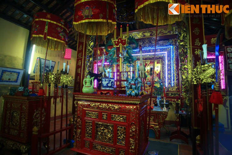 Dinh có quy mô không lớn, nhưng cách bài trí bên trong có nhiều điểm được coi là độc đáo. Hương án chính giữa dinh Vạn Thuỷ Tú thờ Nam Hải cự tộc Ngọc Lân tôn thần; bên trái thờ Thuỷ Long Thánh Phi nương nương tôn thần và bên phải thờ Thái Hiệu tiên sư tôn thần.