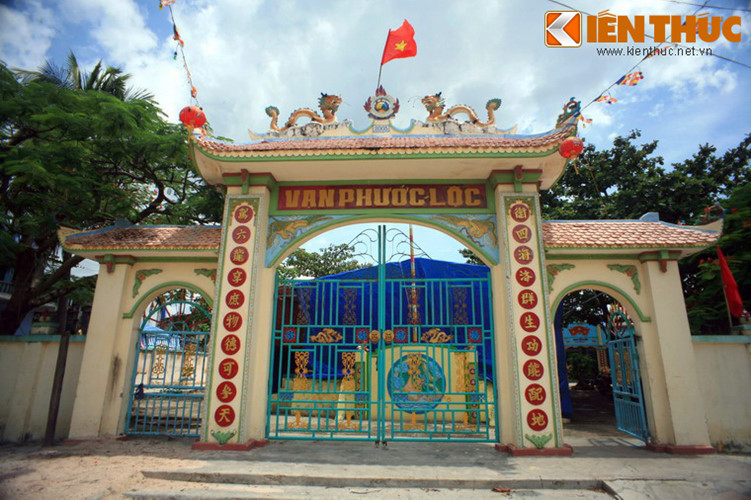 1. Nằm ở phường Phước Lộc, thị xã La Gi, tỉnh Bình Thuận, di tích lịch sử - văn hóa cấp Quốc gia Đình và vạn Phước Lộc là một nơi thờ Cá Ông được hình thành từ lâu đời do các thế hệ ngư dân người Việt đầu tiên đến Bình Thuận lập làng, mở ấp.