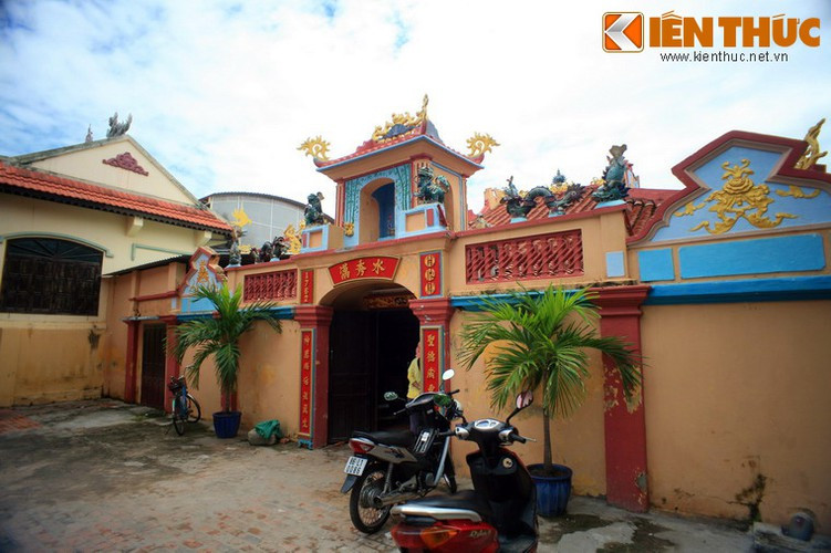 2. Tọa lạc tại đường Ngư Ông, phường Đức Thắng, TP Phan Thiết, dinh Vạn Thủy Tú (đình Vạn Thủy Tú) là một trong những địa điểm thờ Cá Ông (cá voi) lâu đời nhất Việt Nam. Theo các sử liệu, dinh được dựng vào năm 1762.