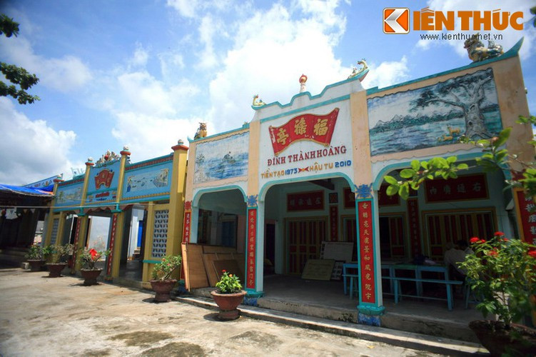 Công trình được chia thành hai phần là đình và vạn, trong đó đình là nơi thờ Hoàng Thành bổn xứ có công khai mở đất làng La Gi và vạn là nơi thờ Thần Ông Nam Hải (cá voi) của ngư dân địa phương.