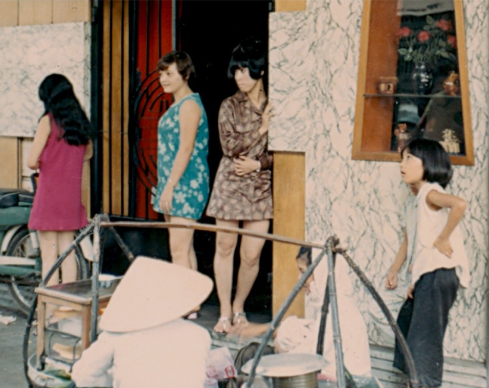 Các cô gái ở một quán bar Sài Gòn.