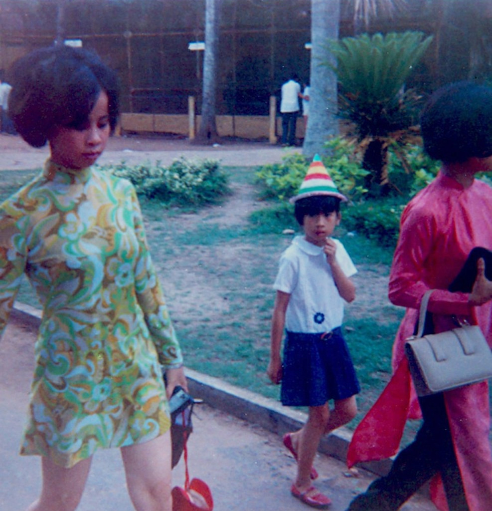 Phụ nữ và trẻ em trong Thảo Cầm Viên Sài Gòn.