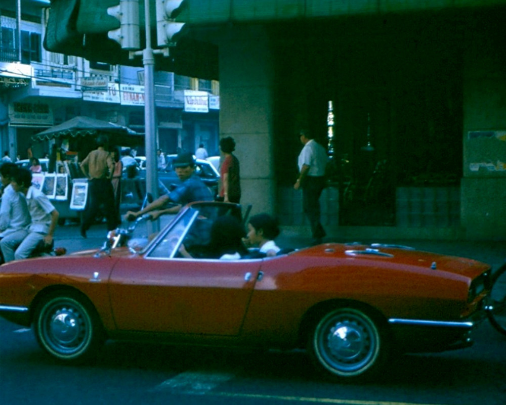 Ảnh hiếm: Hai hot girl dạo phố bằng xe mui trần sang chảnh.