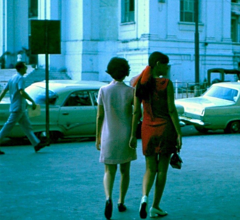 Hai kiều nữ rảo bước bên ngoài nhà Hạ viện (nay là Nhà hát Thành phố).