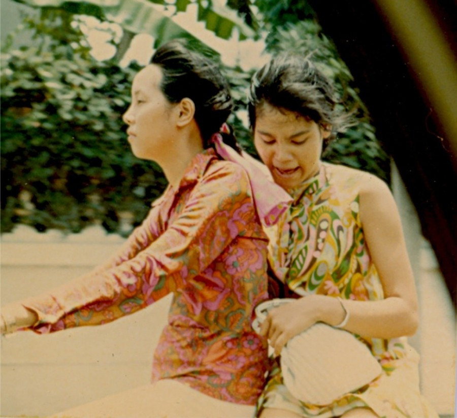 Hai cô gái Sài Gòn chở nhau trên đường phố Sài Gòn năm 1970.