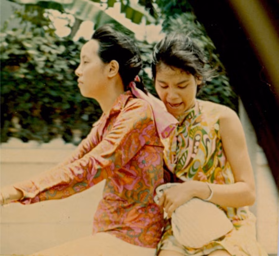Hai cô gái Sài Gòn chở nhau trên đường phố Sài Gòn năm 1970.
