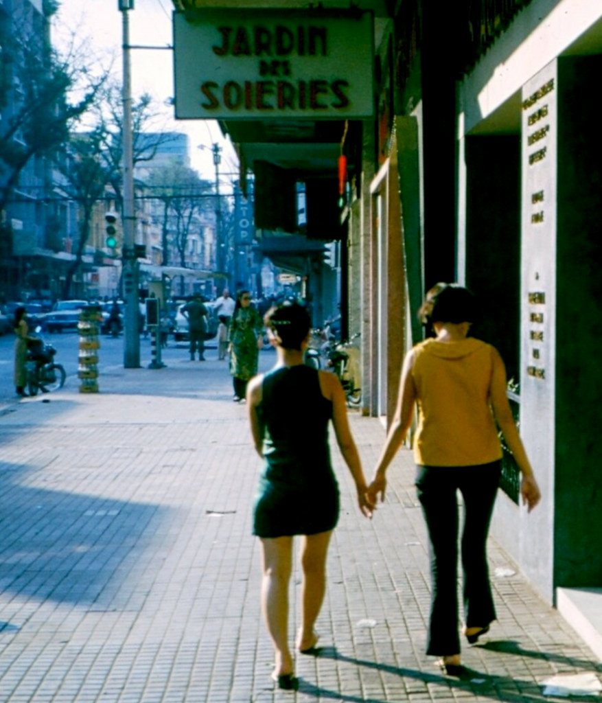 Hai bóng hồng trên vỉa hè đường Tự Do (nay là đường Đông Khởi), phía trước là ngã tư Tự Do - Nguyễn Văn Thinh (nay là Đồng Khởi - Mạc Thị Bưởi).