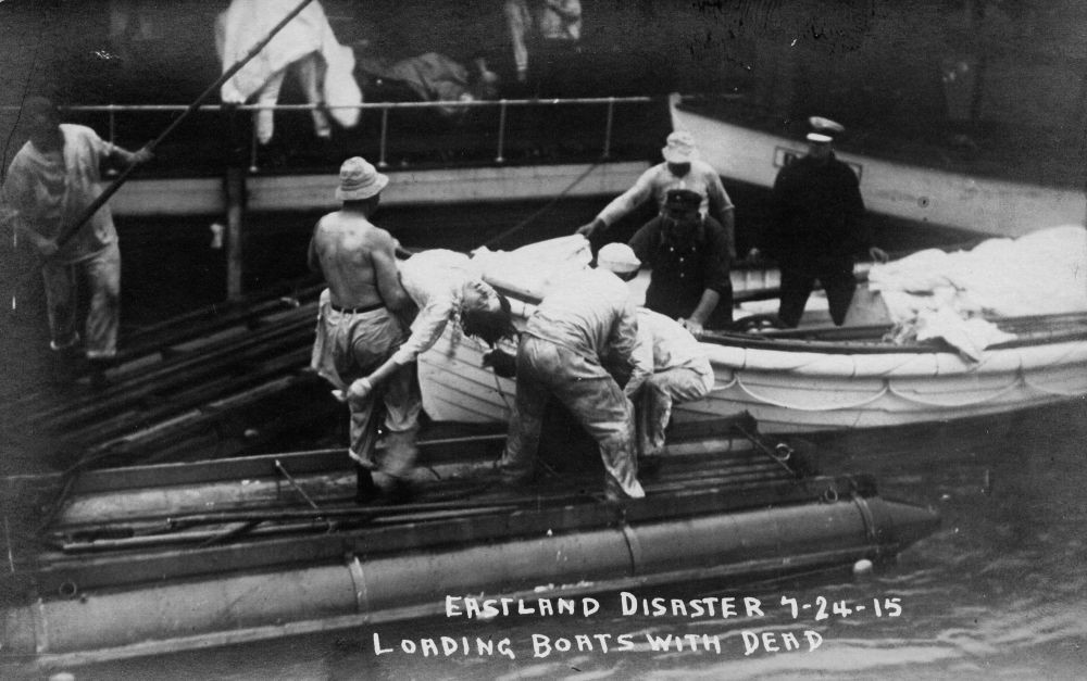 Sự việc khiến hàng trăm người đứng ở mé tàu bị nghiêng rơi xuống nước và chết đuối.