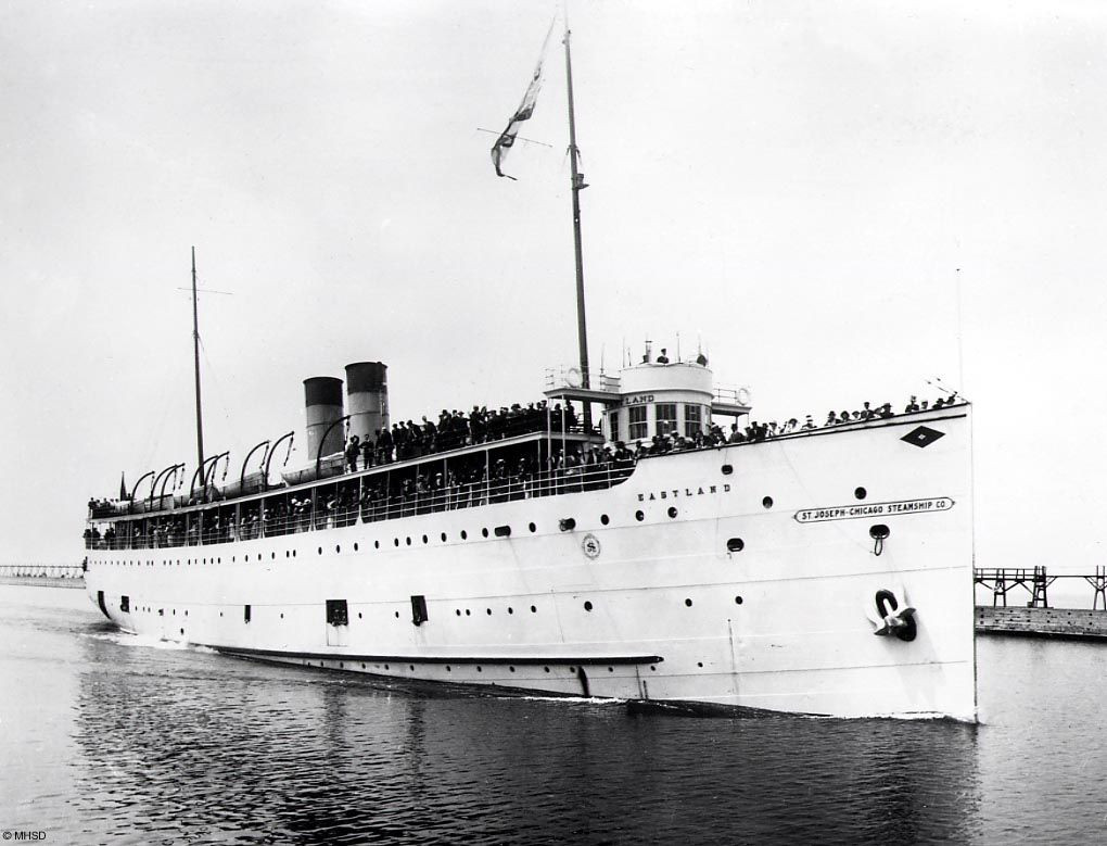 Vì số lượng lớn công nhân, con tàu được trang bị một lượng lớn thuyền cứu sinh, nhiều đến nỗi khiến nó chòng chành bất ổn.