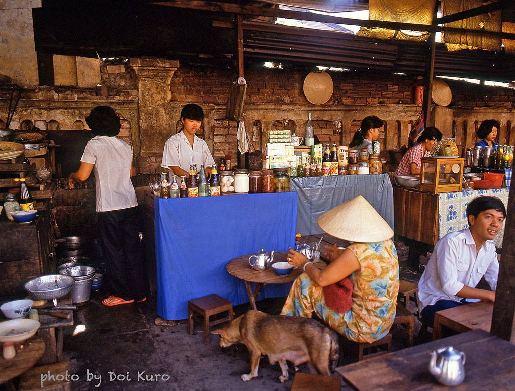 Một chú chó ở quán ăn vỉa hè, 1990.