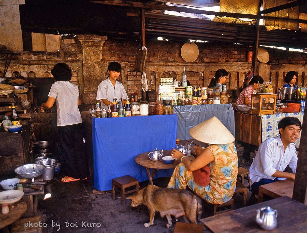 Một chú chó ở quán ăn vỉa hè, 1990.