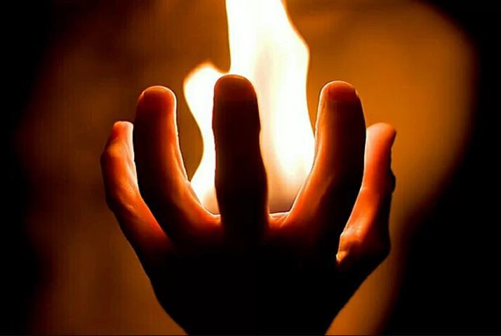 Bi an cau chuyen ban tay nguoi tu boc chay