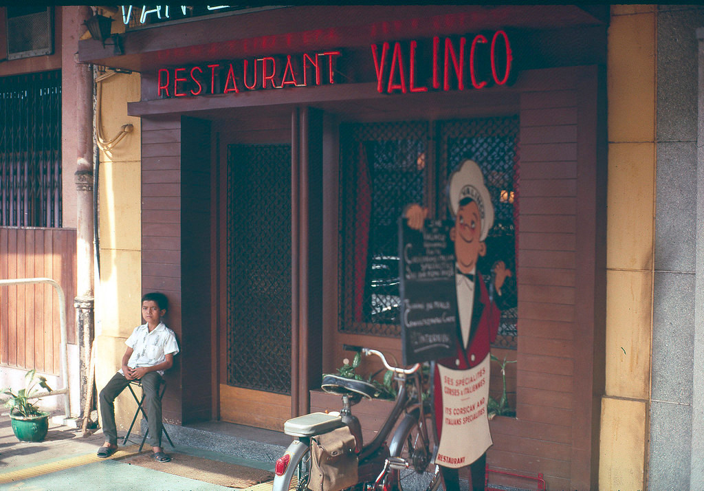 Cậu bé tiếp tân bên ngoài nhà hàng Valinco, chuyên về các món của Italia và đảo Corse ở Sài Gòn.