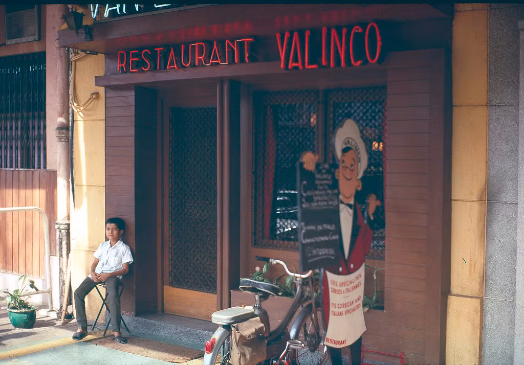 Cậu bé tiếp tân bên ngoài nhà hàng Valinco, chuyên về các món của Italia và đảo Corse ở Sài Gòn.
