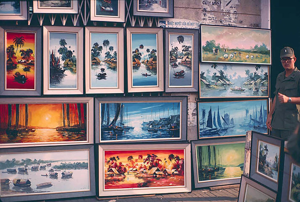 Quầy bán tranh vỉa hè ở trung tâm Sài Gòn.