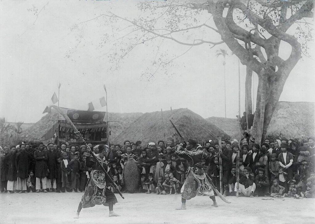 Một cảnh khác của vỡ diễn với màn múa đao.