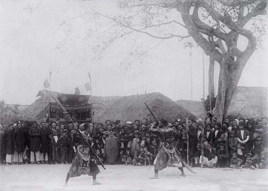 Một cảnh khác của vỡ diễn với màn múa đao.