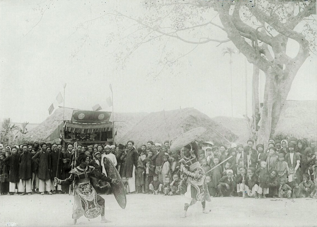 Hai diễn viên tái hiện một cuộc chiến với khiên và kiếm dài.