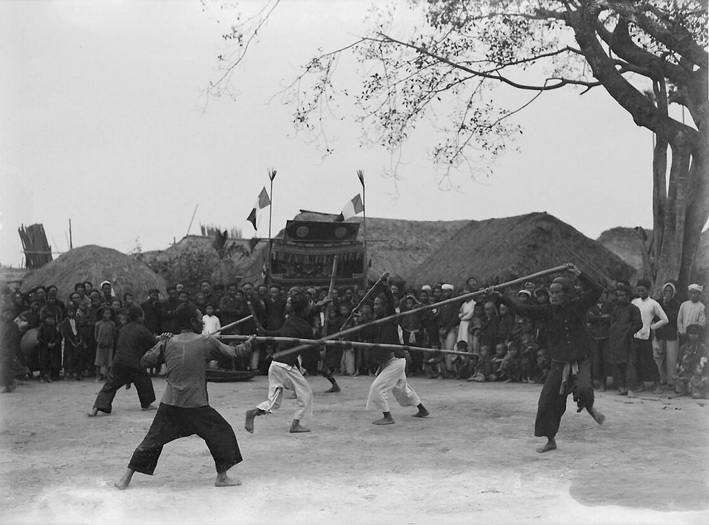 Trò đấu gậy trong hội làng.