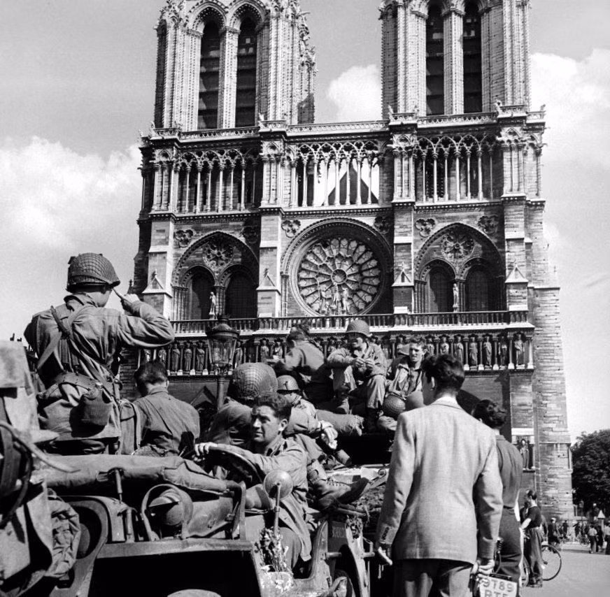 Sau khi đẩy được quân Đức khỏi Normandy, quân Đồng minh tiến như vũ bão và trên đà thắng lợi đã tiến hành cuộc giải phóng Paris. Các diễn biến này đã góp phần dẫn tới sự sụp đổ của Nhà nước phát xít Đức và chấm dứt chiến tranh.