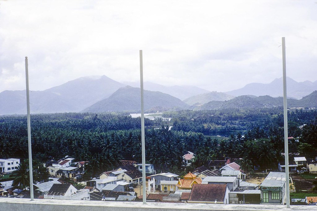 Phía Tây thị xã Nha Trang với những dãy núi trùng điệp ở phía xa.