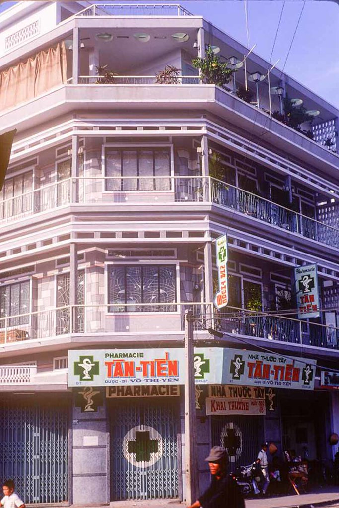 Nhà thuốc Tân Tiến trên đường Độc Lập (nay là đường Thống Nhất).